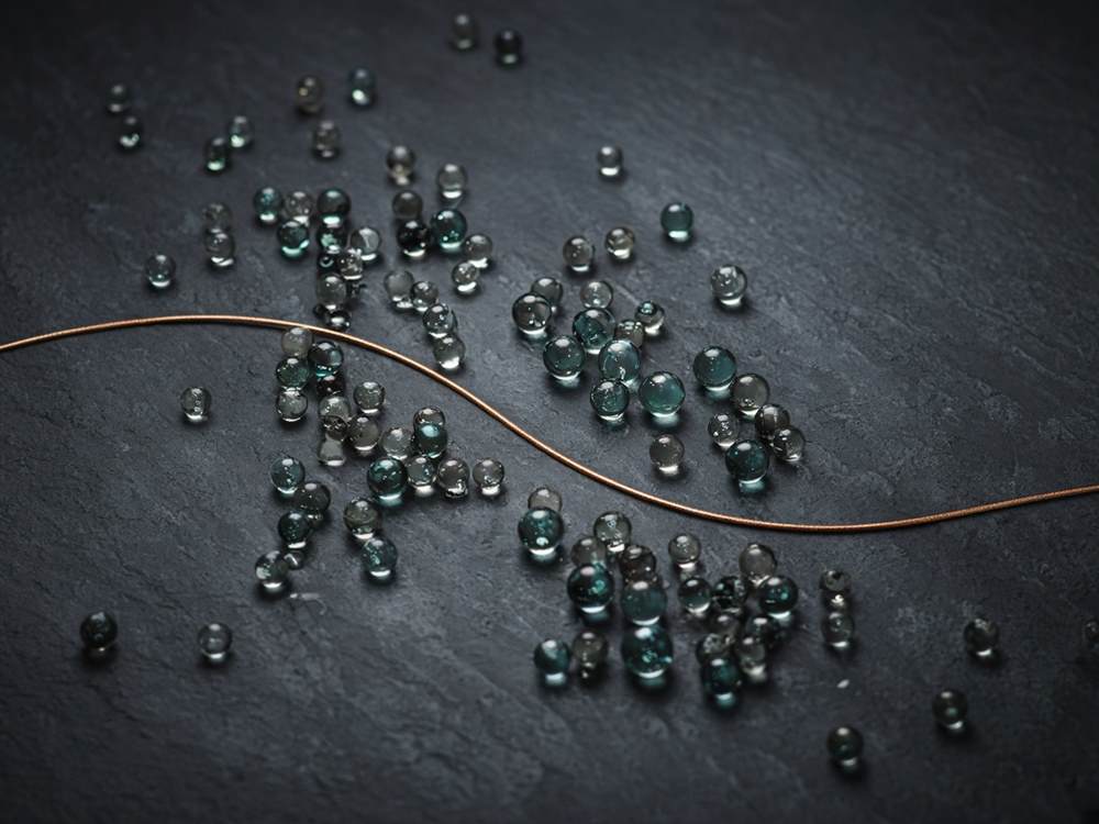 Billes de verre dispersées autour d’une ligne cuivrée